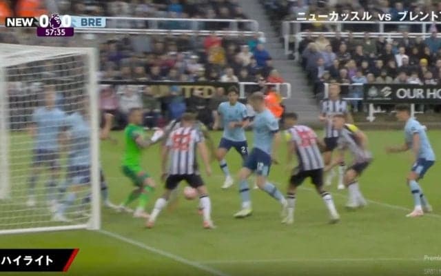 ファンも大混乱！一体、何が起こってる！？ サッカーの試合とは思えない“肉弾戦” ゴール前の密集地帯が大変な事態になっていた