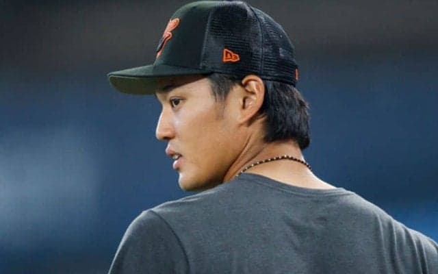 【MLB】藤浪晋太郎、短パン一丁＆ペンギン浮き輪装着で移動　“洗礼”に注目「マッチョやね」
