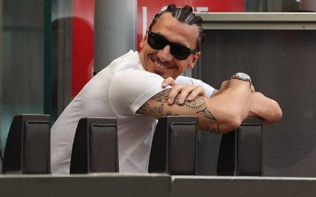 「カッコよすぎる」「これが神の乗り物か」ガラスに反射するイブラヒモビッチと超高級車の組み合わせに絶賛の嵐！「凄すぎる」