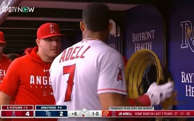エンゼルス新鋭・アデルの特大ホームランにトラウトも歓喜！笑顔で\"肩ポンポン\"に「トラ兄の祝福だ～」「来年が楽しみ」