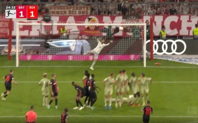 スタジアムが揺れた！衝撃のフリーキック ゴール枠外から急激な“超絶縦回転”で落ちた 完璧すぎるスピード&コースで決まった瞬間