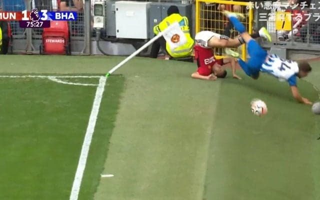 あわや大惨事！ライン際猛スピードで衝突、両者弾き飛ばされて場外に吹っ飛ぶ大クラッシュ劇！フラッグをへし折り、スタジアム名物“ピッチ横の坂”を選手2人が転がり落ちる一部始終