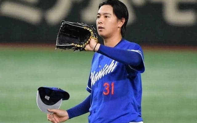 土砂降りの中トボトボ…　放送席も同情「珍しい」、仲間も爆笑の孤独なブルペン“往復”