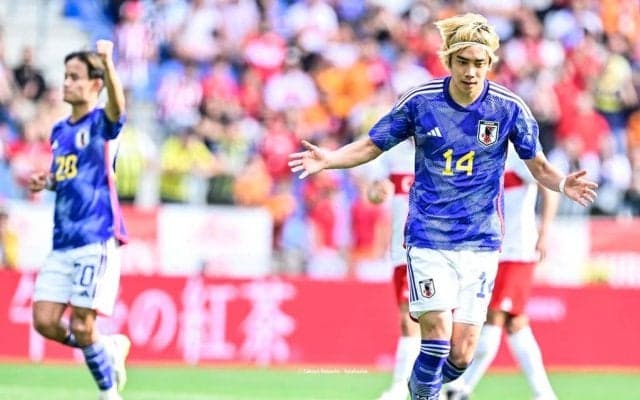「ファッション雑誌みたい」伊東純也のパリでの「私服＆ナチュラルオフショット」が「めちゃくちゃかっこいい」と大絶賛！「服がマントみたいになってるの可愛すぎる」の声も