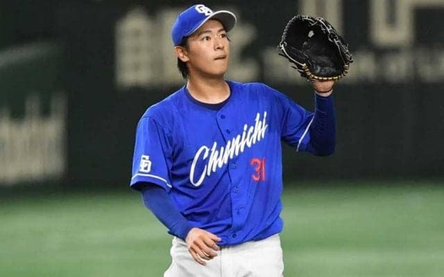 土砂降りの中を右往左往…　傘差して“お散歩”、竜のイケメンが「可愛い大渋滞」