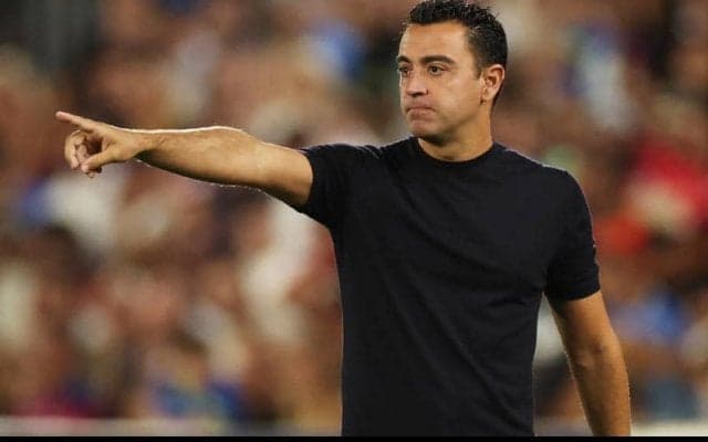 バルサ指揮官チャビが2025年夏までの新契約にサイン！　1年延長OP付き