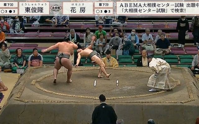 力士が土俵上で衝撃の2回転！ 館内どよめき「何が起きたw」「アクロバティックすぎる」