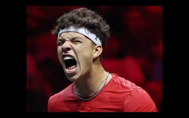 勝利で電話セレブレーション