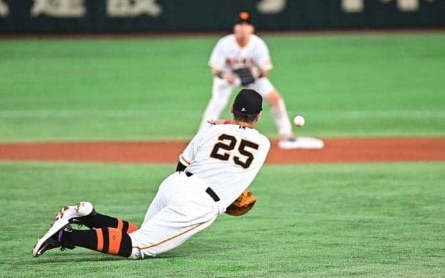 ヒットもぎ取る執念ガッツは「見てて惚れ惚れ」　倒れ込みながらもアウト奪い「えぐい」