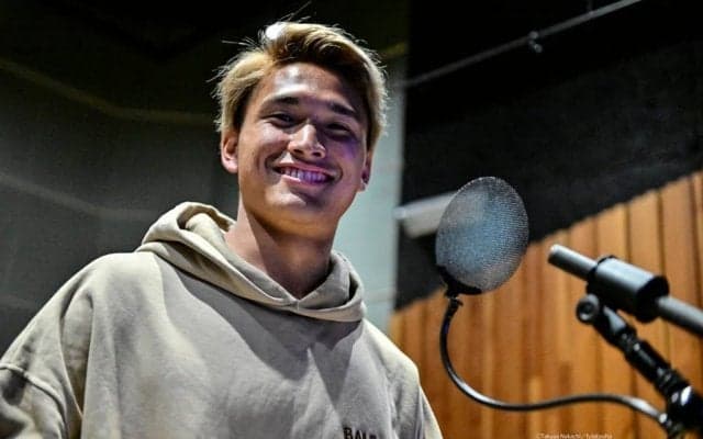 「指輪高そう」結婚報告したFC東京・松木玖生が「結婚指輪ペアショット」公開！ 一緒に写る真っ赤な薔薇に「なんて素敵な、、、。20歳だと思えない。漢すぎる」の声