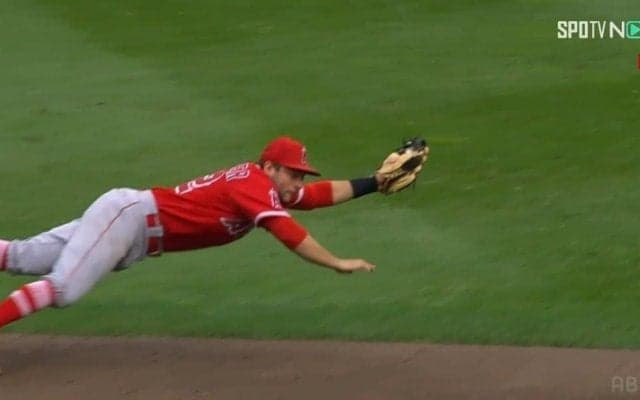 大谷翔平の仲良し同僚フレッチャー、横っ飛び＆回転座り投げが完璧すぎる