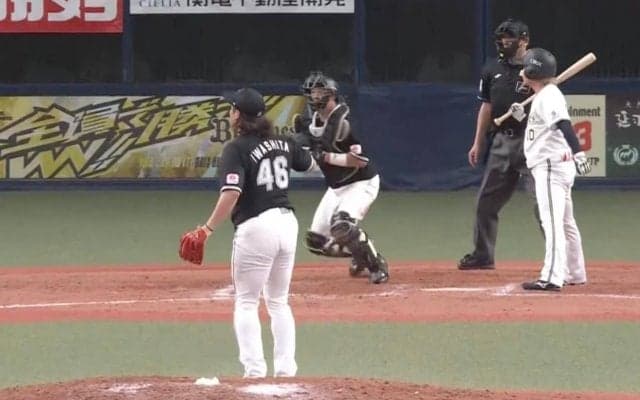 衝撃の瞬間！ まさかの“魔球”で大暴投→捕手が奇跡のキャッチ→一塁へ爆肩牽制で俊足走者を刺した！ 天才的な“トリックプレー”が完成した瞬間