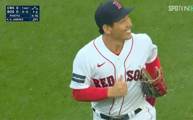 吉田正尚、守備で見せた\"マサタカスマイル\"　風の影響で難しい打球処理にニッコリ