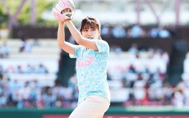 “おねえさん”が豪快ピッチ「めちゃくちゃかわいい」　溢れる笑顔で「きゃー」絶叫