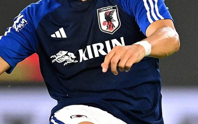 バルサDFが日本代表のトレーニングウエアを着用!? スタジアム入りのファッションに選ばれる 