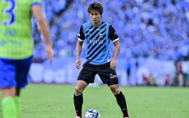 「ユニホーム姿も凄くカワイイ」芸人クロちゃんと交際の人気女性タレントが川崎ユニ着用での「国立参戦ショット」公開！「車屋推しでしたか!!!」と応援グッズにも視線集中