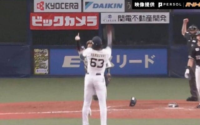 オリックス優勝時の大ハプニング！ “球界No.1イケメン”山﨑颯一郎の大谷翔平レベルの豪快すぎる「グラブ投げ」が話題に　あの守備職人が見事にキャッチ