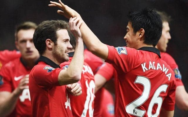 「ヤバイ」「泣ける」マンチェスター・ユナイテッドでプレーした2人がJリーグで再会！ 笑顔で握手＆肩組ショットにファン感動