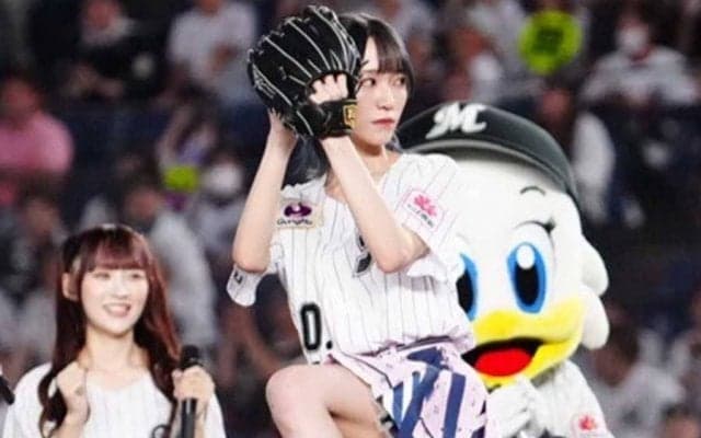 人気アイドルがミニスカなびく”豪快ピッチ”　ペコリお辞儀の可憐な笑顔にファン喝采