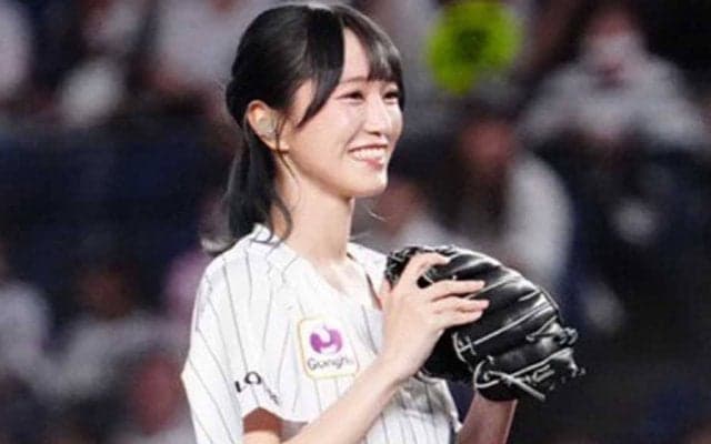 人気アイドルグループが“大胆フォーム”で始球式　スタンド大歓声に「野球、楽しい！」
