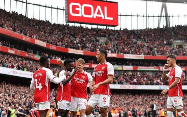 「これを見たら勝ち」「ホットだね」裸同然！上下ユニフォームのボディペイントでNLDに来場したアーセナル女性サポが注目の的に