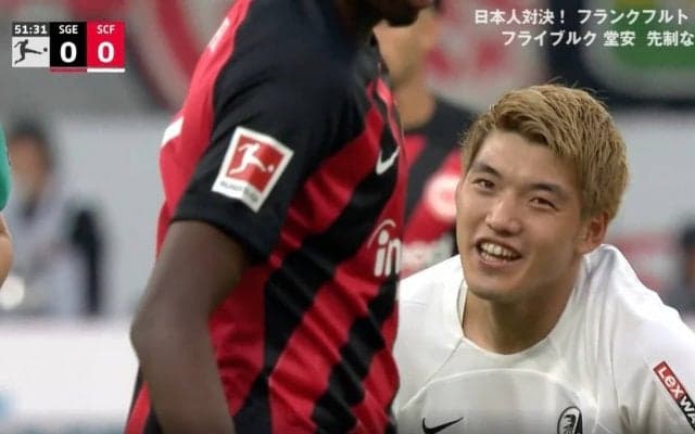 堂安律が “悪質プレー”にブチギレ！相手DFに首を掴まれてブッ倒される 背後から詰め寄る瞬間「一番怖いタイプ」「笑ってる…」