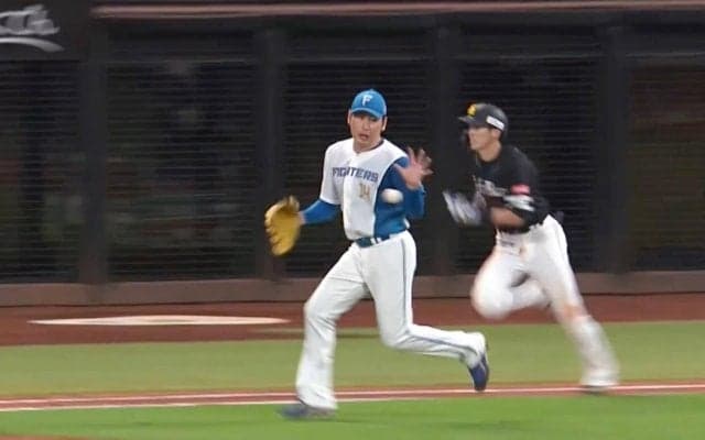 一塁ベース直前で急加速→高速回転！ “世界最速レベルの足”ソフトバンク・周東が見せた球場を騒然とさせたエグすぎる「最後の3歩」