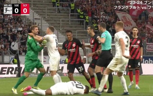 大乱闘が勃発！スタジアム騒然「ビンタ一発」で両軍着火 キーパーがブチギレて大混乱 つかみ合い、突き飛ばし…イエローカードが飛び交う事態に