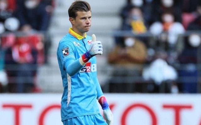 野球ボールが小さく見える？193㎝のGKランゲラックが始球式に挑戦！ノーバン投球成功もピッチングは「見ていたより難しかった」