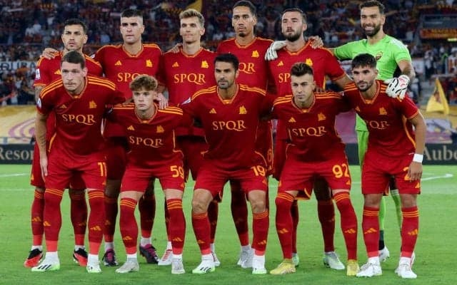 「カッコよすぎ」黒が基調のローマ3rdユニフォームに絶賛の嵐！モデルの効果も絶大？「ディバラのおかげで3倍は盛れてる」