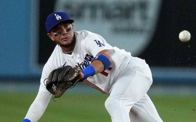 【MLB】インタビュー受けながらゴロを処理　「ちょっと失礼します」まさかの珍守備に大爆笑