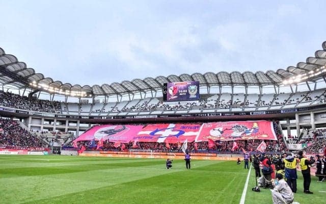 「ツーショット、めっちゃかわいすぎる」鹿島vs横浜FMの大一番で実現したユニフォーム姿の“アイドル2ショット”が話題！「どっちを応援したらいいのか迷う…」の声