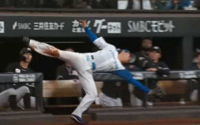 平凡な打球を「美技に見せる技術すき」　ハム清宮の“エビキャッチ”が「笑える」