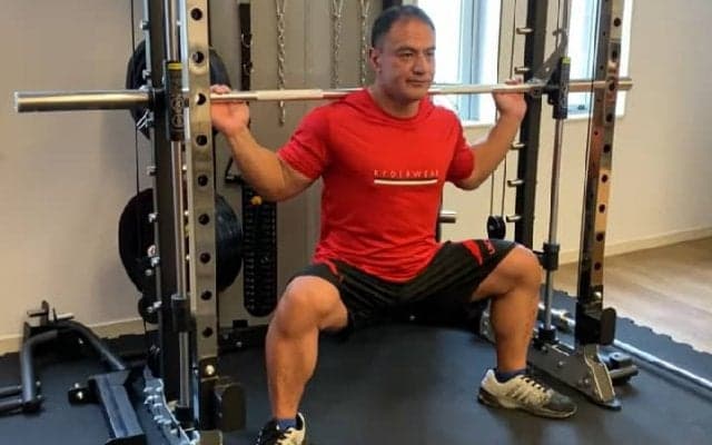 筋トレ博士が伝授！内腿・ハムに効くワイドスクワット法
