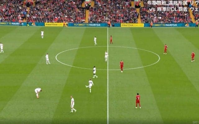 一体、何が起きてるんだ？ スタジアム騒然！試合がはじまらない… 選手も観客もザワつきはじめた 審判に起きたトラブルでスタートが遅れる珍プレー