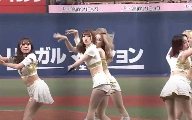 突然の“美女軍団入り”「おもしろすぎる」　選手も唖然…キレキレ職員に大注目