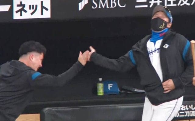 日本ハム・新庄監督が大歓喜の連続ハイタッチ炸裂！ 万波中正が“確信歩き” 記録づくしの劇的すぎるホームランにスタンド騒然