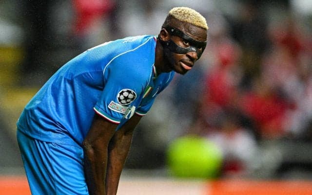 クラブにバカにされたオシムヘン、怒りはチームメイトにも？ホテル前で完全に無視