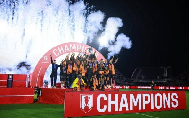 メッシ欠場のUSオープン杯決勝、表彰式に現れたNBAのスーパースターが話題「予想外」「思わぬ繋がり」