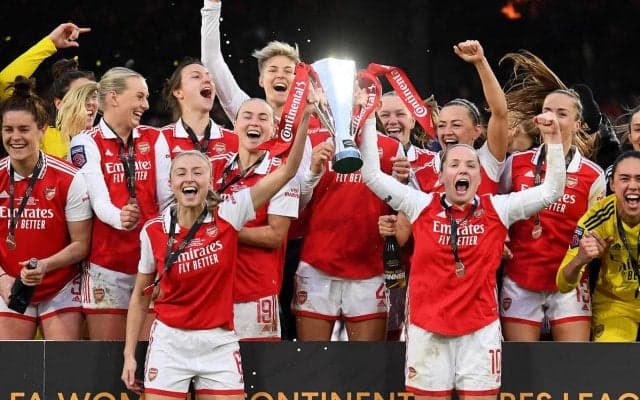 アーセナル、クラブ史上初の女子専用アウェイユニフォームを発表！ステラマッカートニーとコラボの淡桃基調