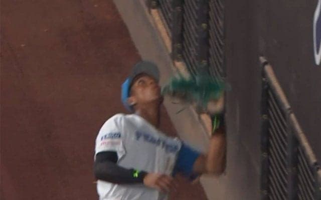 “首振り捕球”が「神業やないか！」　解説も大興奮…ハム23歳の美守が「華があるね」