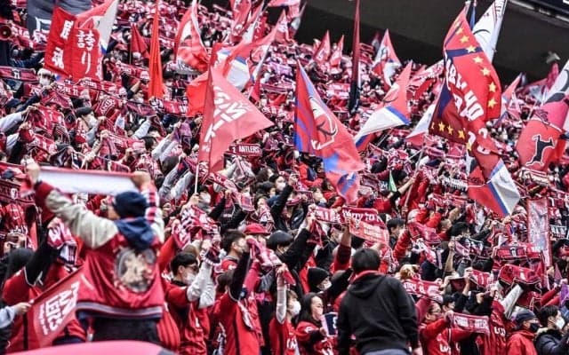 「白T被るの、仲良すぎ！」鹿島が誇る黄金世代の仲良し“同期４ショット”公開にファン歓喜！「最高の4人組」「満男さんの相変わらずな表情好きよ！」の声