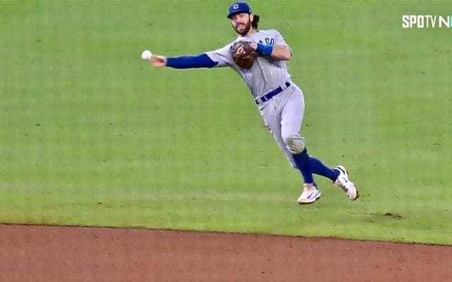 鈴木誠也の同僚遊撃手がスーパープレー！ アクーニャJr.も驚く高難易度美技に「これはすごい」「ピンポイント送球すご」ファンも絶賛