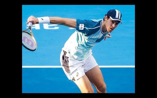  体調不良の少女に水届け拍手喝采 