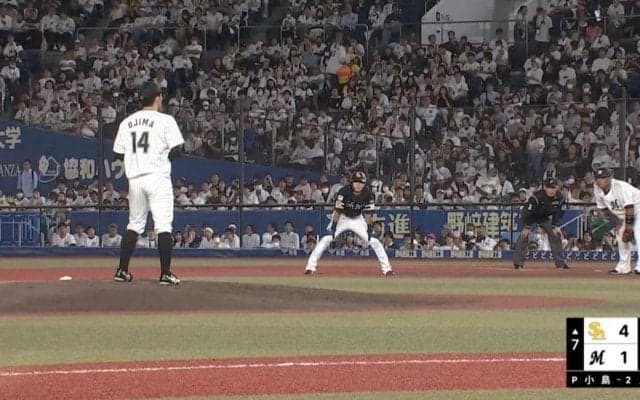 足を上げちゃダメ！？牽制されたのに全力スタート→余裕で盗塁を決める　ソフトバンク・周東の“反則級の爆速スピード”にバッテリーが絶望する瞬間