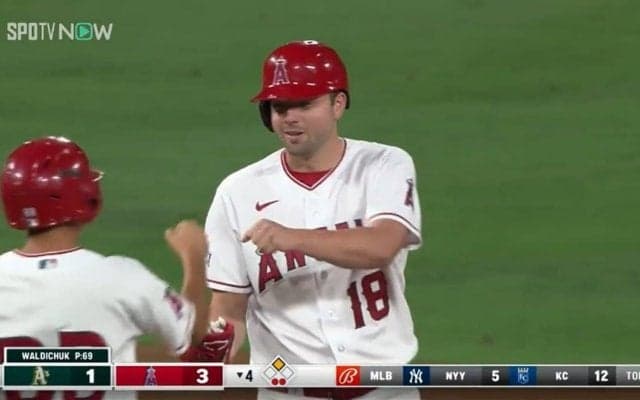 これが本拠地のパワー！？1点、2点…ラッキー！エンゼルスのドタバタ逆転シーンにファン大混乱「何がなんやら」「どっちも落ち着けー」