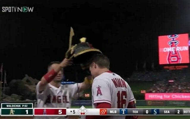 大谷翔平に続け！エンゼルス若手が復帰即特大アーチ 兜セレブレーション後自ら\"お片付け\"にファン「かわいいw」