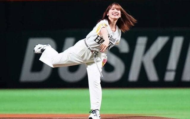 声優・内田真礼さんが“照れ笑い”のコロコロ始球式　自ら「打撃一閃Tシャツ買いました」