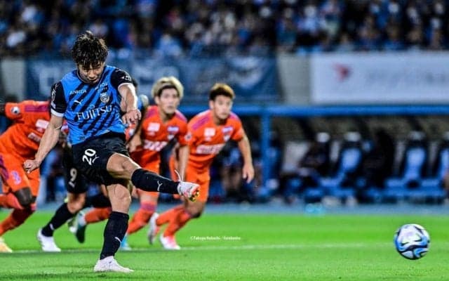 「行ったらすぐに渡してくれました」川崎・山田新が振り返る、新潟戦でのPKでのダミアンとのやり取り。「あそこに蹴れば入ると思った」ときっちり沈める