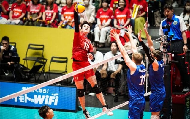 髙橋藍がフルセット勝ちに貢献　背面打ち&フェイクセットで会場を沸かす